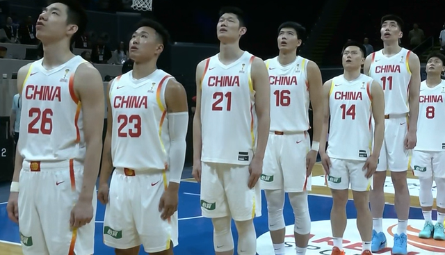中国男篮逆转后，更衣室庆祝曝光！小组形势有变：首支晋级队诞生
